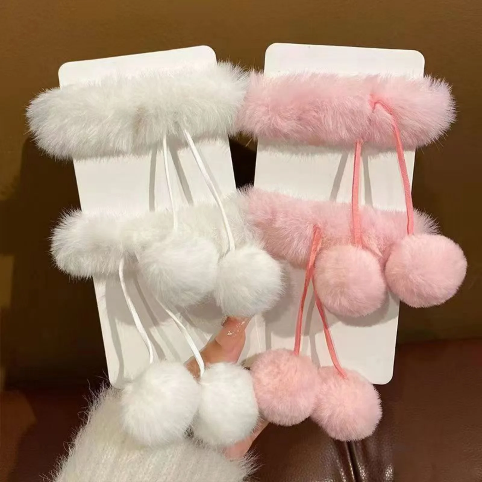 2 Stück flauschige Haarspangen mit Pompons, weiße Kunstfell-Haarnadeln für Damen, süße, trendige Haaraccessoires für Hochsteckfrisuren, modische Haarverzierung für den Winter. – Detail 1