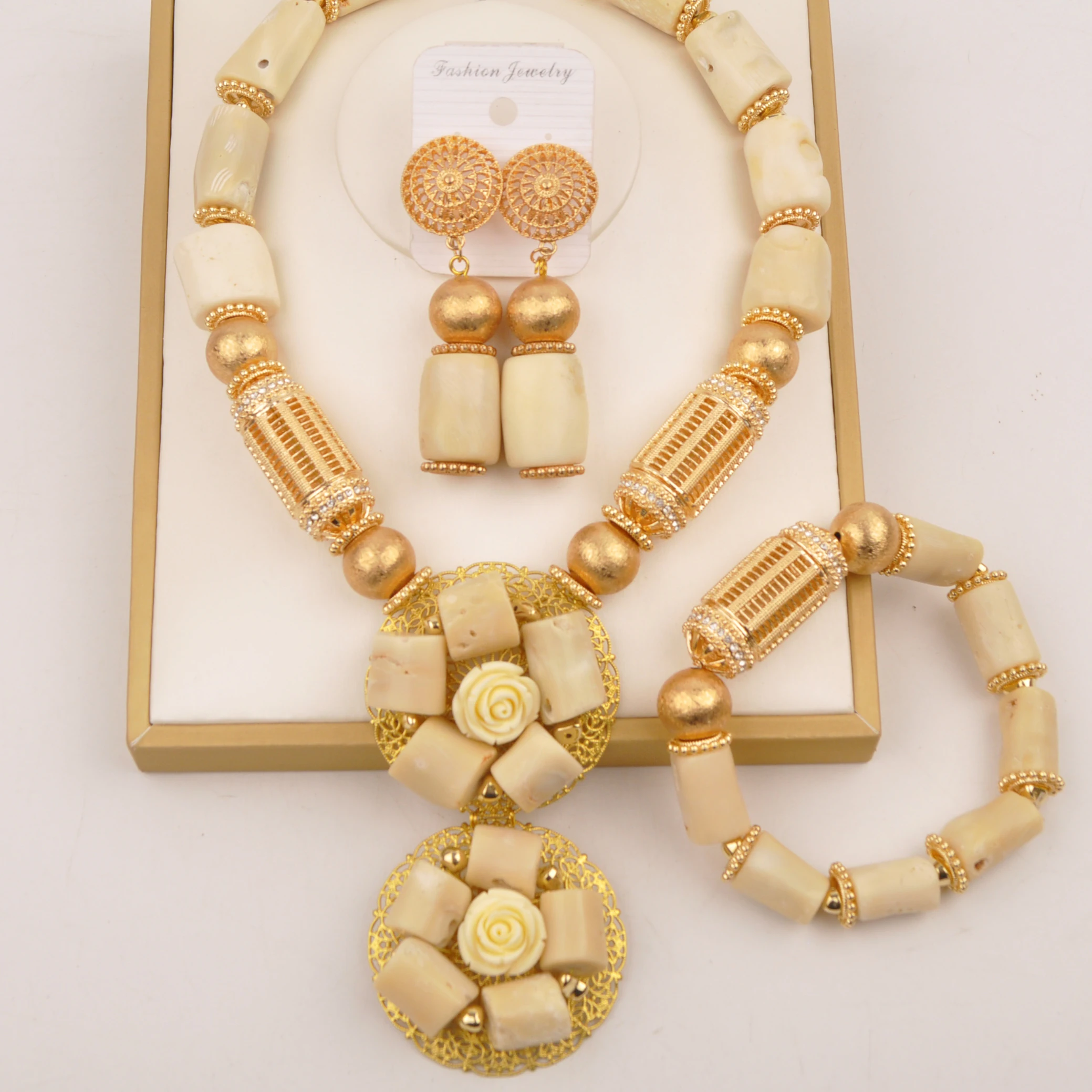 set-di-gioielli-africani-con-perline-di-corallo-bianco-naturale