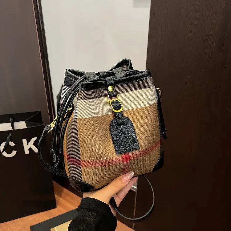 

2025 Plaid Shoulder Bag, Niche Crossbody Purse for Women, Spacious Commuter Tote, Lightweight Day-to-Night Bag, Textured Sling