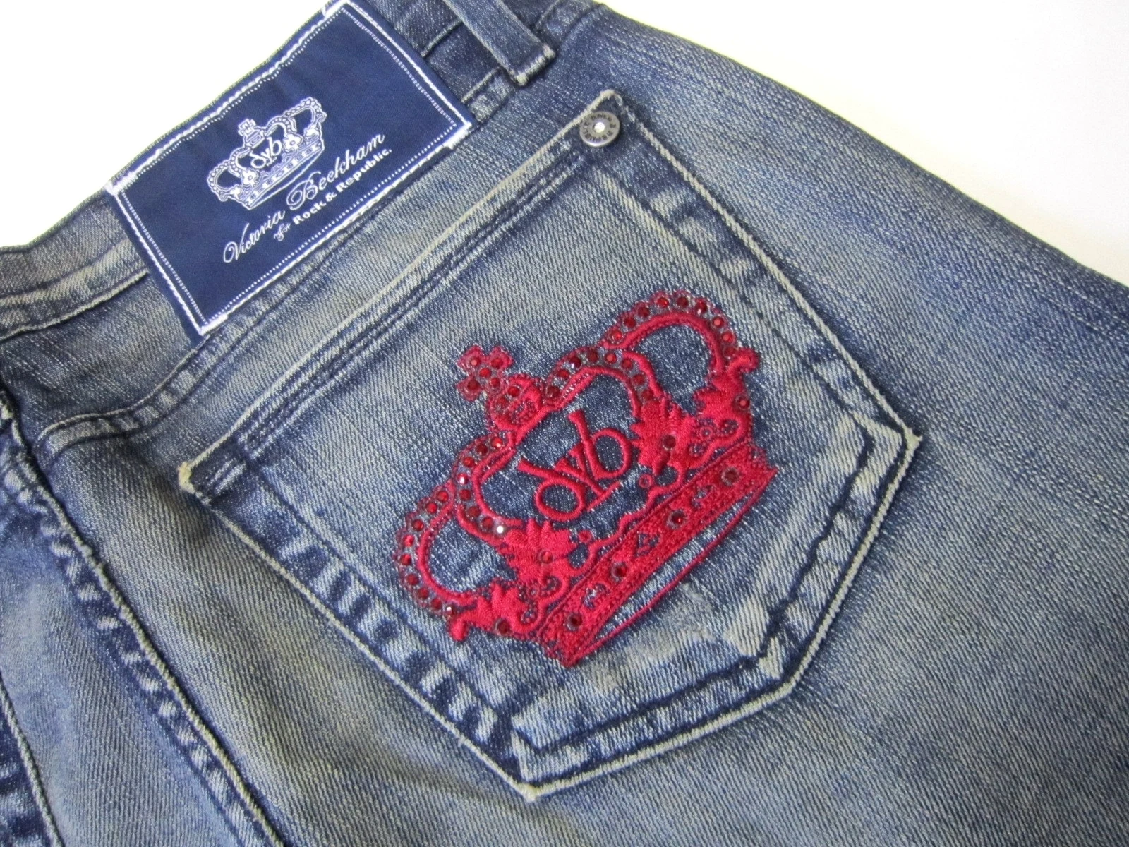 レディースレッドジーンズ、レッドスパンコールクラウン刺繍入りハイウエストデニムパンツ、ヴィクトリア・ベッカムデザイン、ファッショナブルなカジュアルトラウザーズ