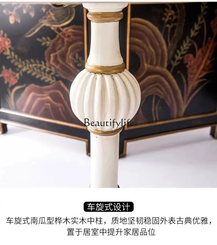 **โต๊ะกลมเล็กทาสีมือสไตล์อเมริกันในชนบท โซฟาไม่กี่มุมในห้องนั่งเล่น และโต๊ะกลมไม่กี่ตัว