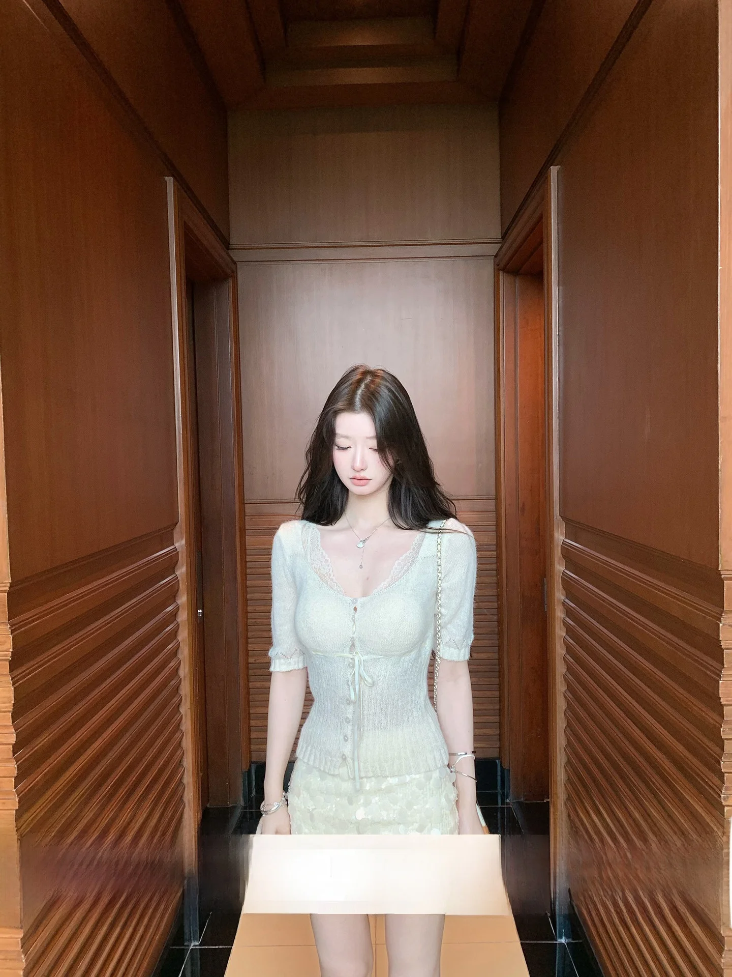 

YOLI Zhang Yuli 323 Evening 20 Knitted Woolen Sweater Peach Color Casual Style V-neck Short Sleeve Button-front Regular Fit