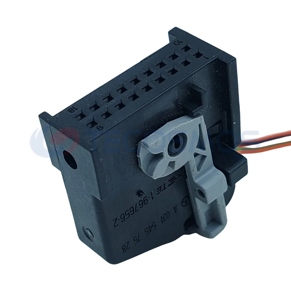 

18-контактный автомобильный навигационный контроллер, вилка прибора MID, спидометра, радар, блок управления 1379101-2 для Peugeot 206 307 Citroen C2