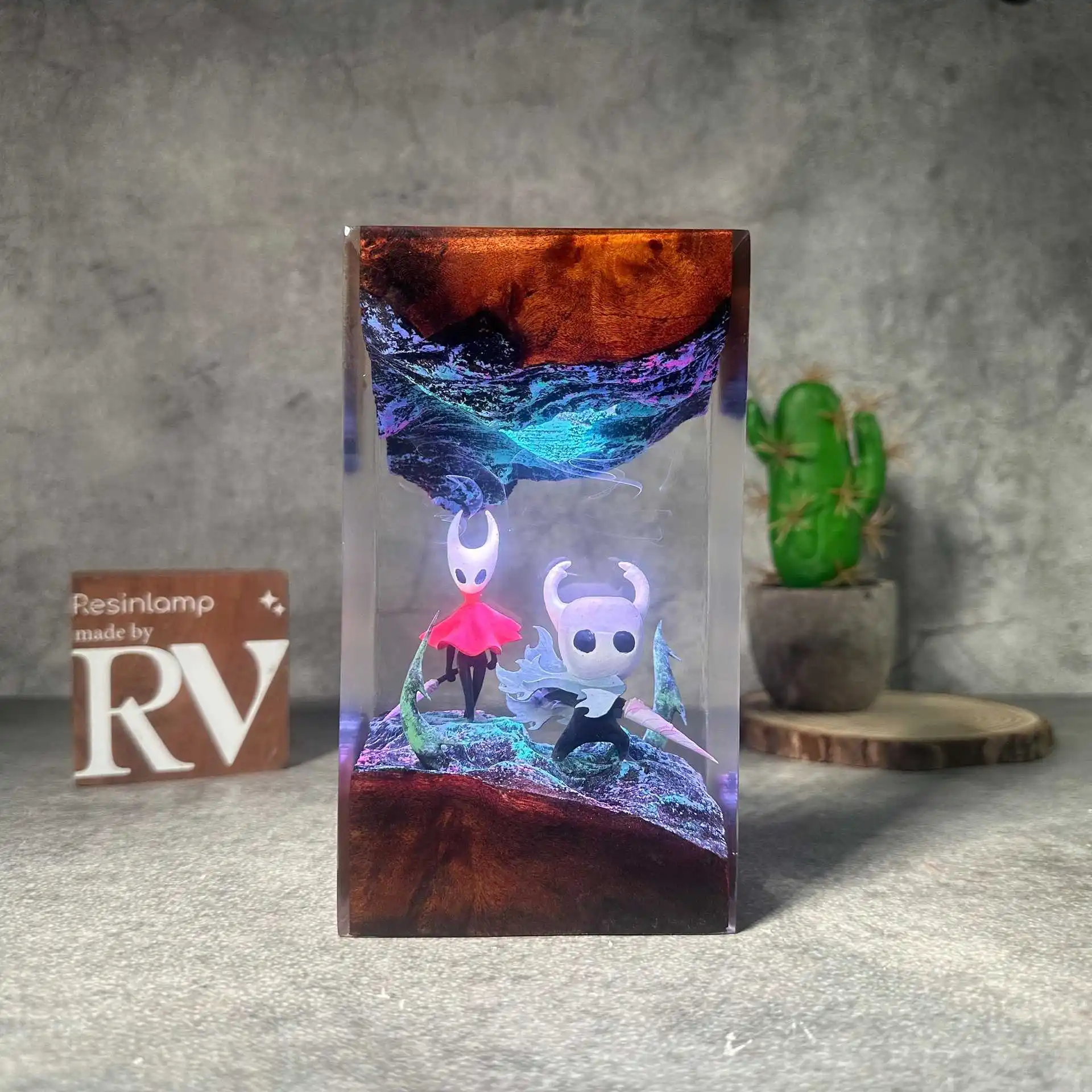 Figurka Gry Hornet Organiczna Żywica Lekka Kreatywna Sztuka Lampka Nocna Dekoracja Rękodzieło Hollow Knight Lampa Stołowa Ładowanie USB
