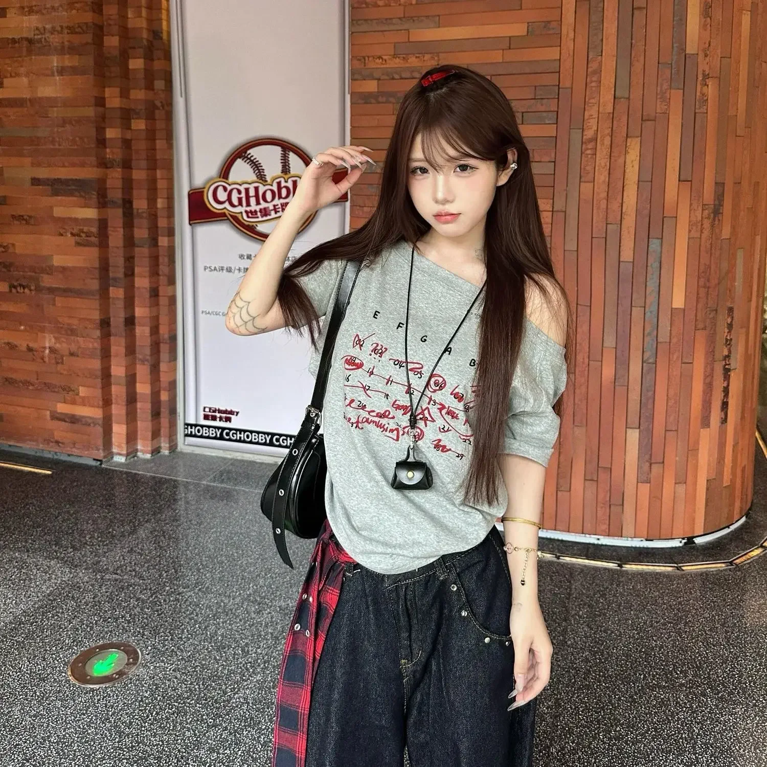 Amerikaanse Stijl T-shirt Vrouwen High Street Off Schouder Brief Print Korte Mouw T-shirts 2025 Zomer Y2k Kleding Tee