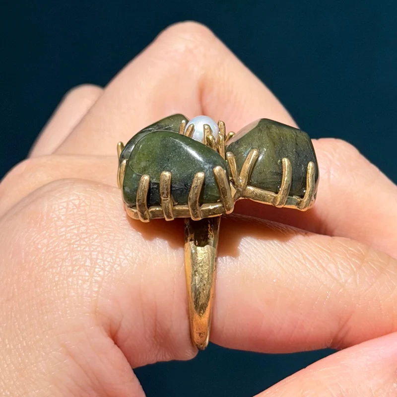 مجوهرات عتيقة عتيقة خاتم أخضر على شكل بتلات من الحجر الطبيعي زهرة لؤلؤ ذهبي اللون إكسسوارات فاخرة للنساء جديد 2025 #6