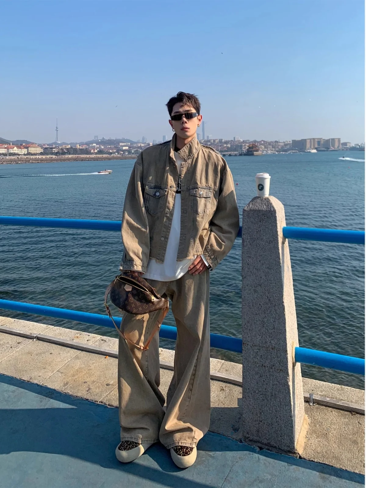 

Мужской джинсовый костюм в американском ретро-стиле: модный уличный кэжуал с асимметричным подолом, джинсовая куртка и брюки, осенняя коллекция