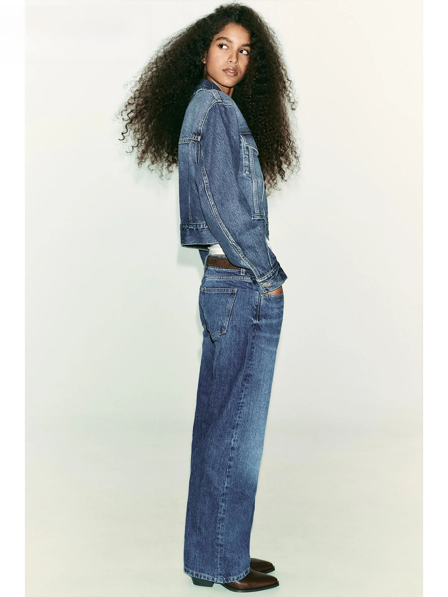 กางเกงยีนส์ทรงตรงขาบานเอวต่ำสไตล์อเมริกัน ZAPRHA ฤดูใบไม้ร่วง 2025 สำหรับผู้หญิง พร้อมเข็มขัดกระชับสัดส่วน สไตล์ลำลอง