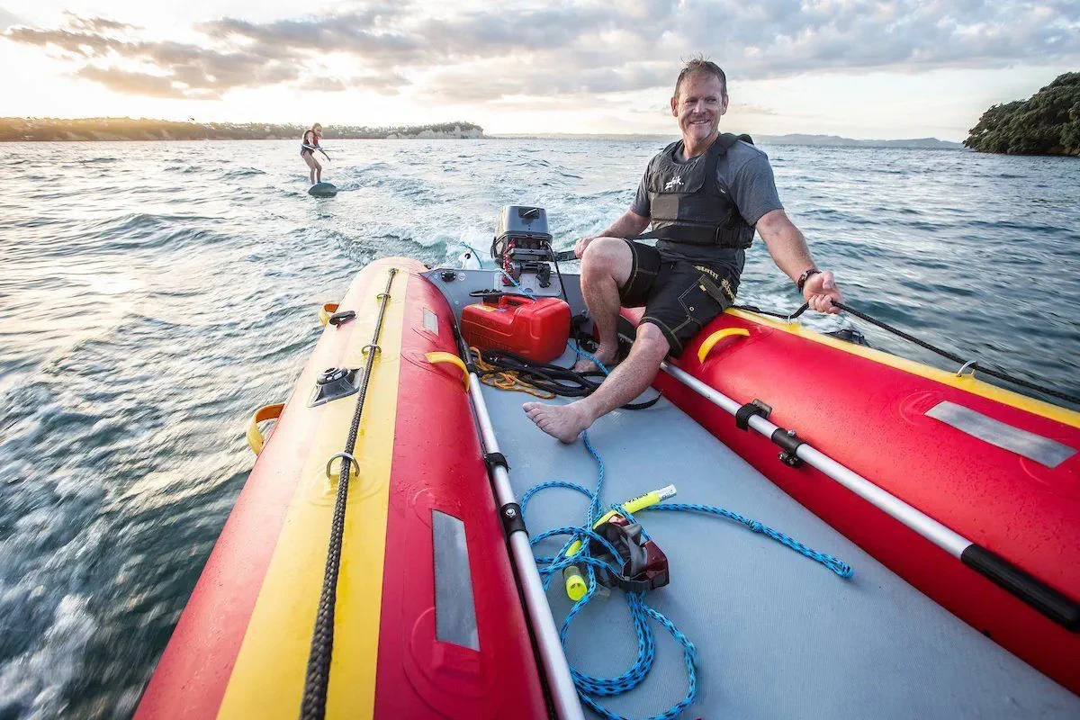 超軽量レーシングフィッシングカヤックセーリングインフレータブルボートヘビーデューティスピードブイチューブボートセーリングカタマランワークボート