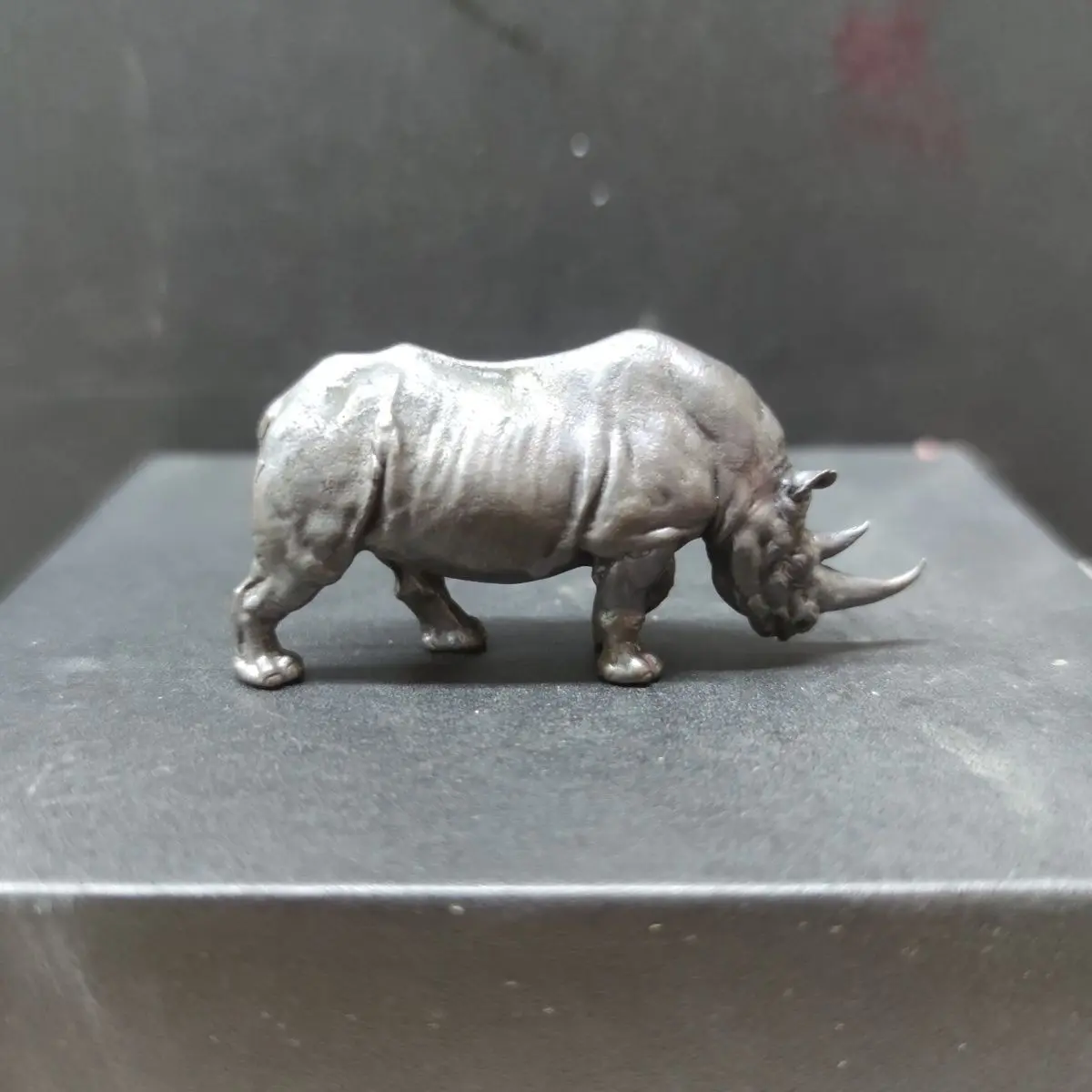 Figurine Creative Black Pure Copper Model Animal Rhinoceros Gifts Statue Tabletop Penholder for Office Home Ornament Statue Toys
