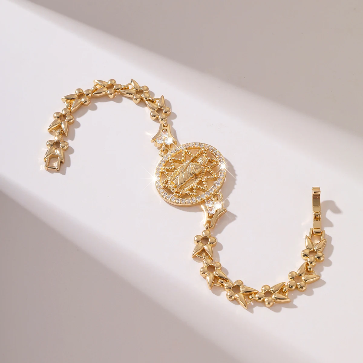 Joyería de la serie religiosa de moda, pulsera de sacerdote con relieve de encaje ovalado dorado elegante y brillante, B-149