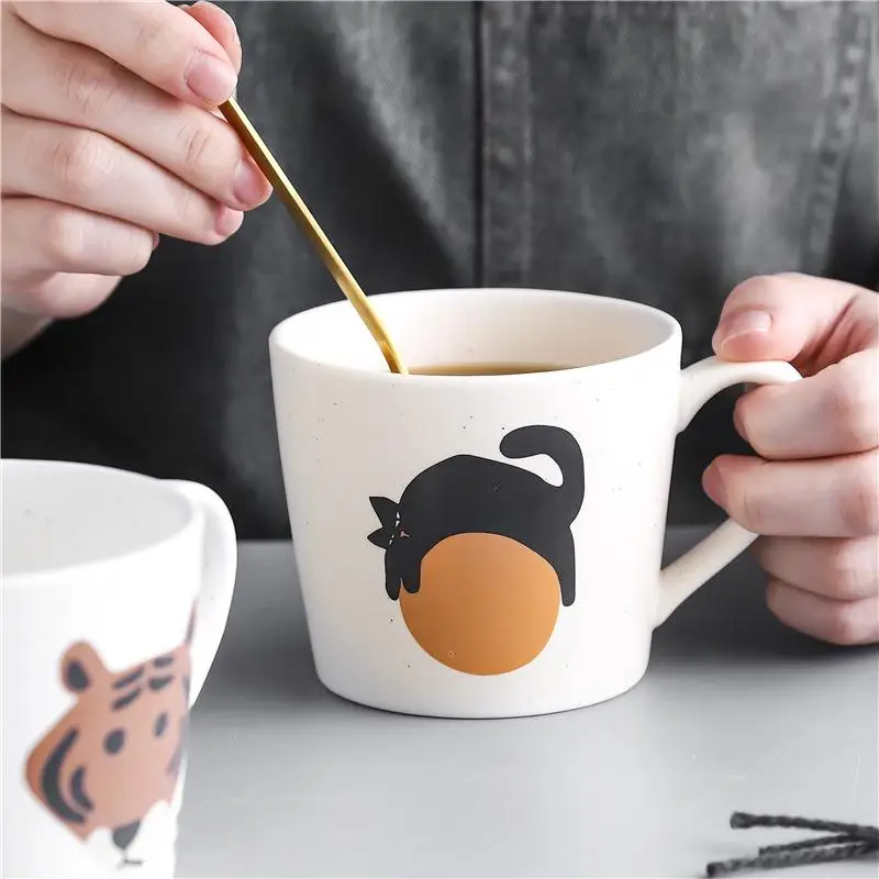 和風セラミックマグカップ　クリエイティブな猫の漫画柄　カップルの朝食コーヒー用　高審美価値　水飲みカップ　エナメルウェア