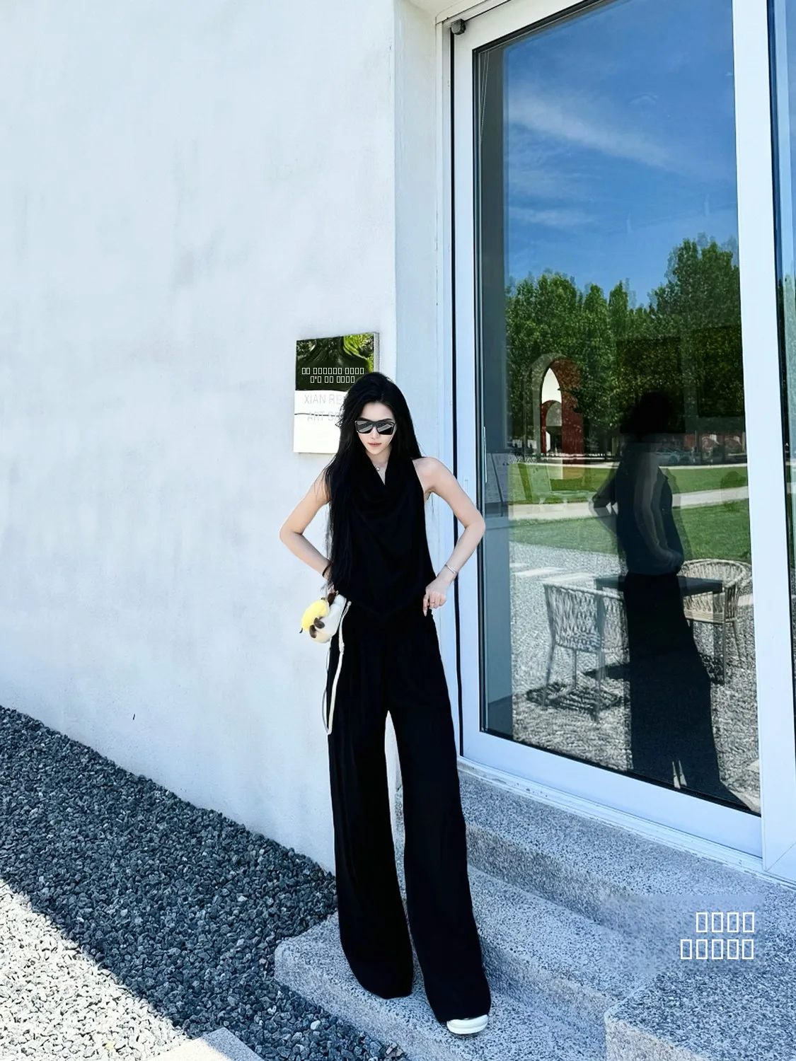 

Повседневный льняной летний комплект для женщин: тонкий топ с V-образным вырезом и коротким рукавом, длинные брюки. Модный и удобный.