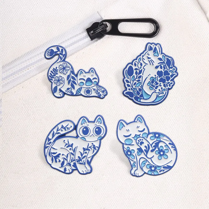 Blau-weiße mediterrane Blumen-Katzen-Emaille-Pin, Cartoon-Retro-Keramik-Kätzchen-Metallbrosche, Taschen-Reversnadel, Schmuckgeschenk für einen Freund – Detail 5