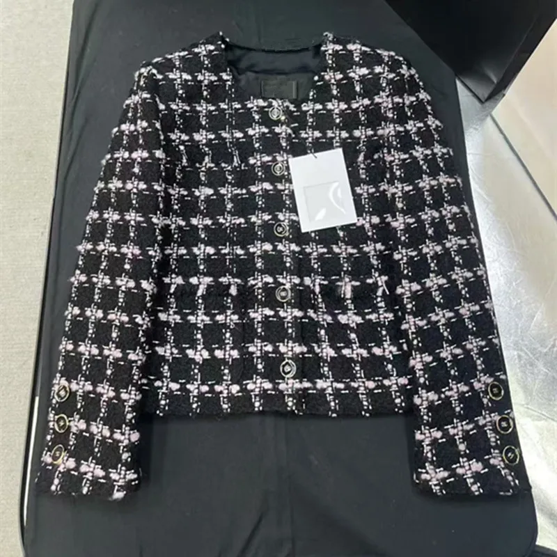 

New Winter 2025 styles of European and American women's clothing Round neck and long sleeves Single-row buckle Tweed coat