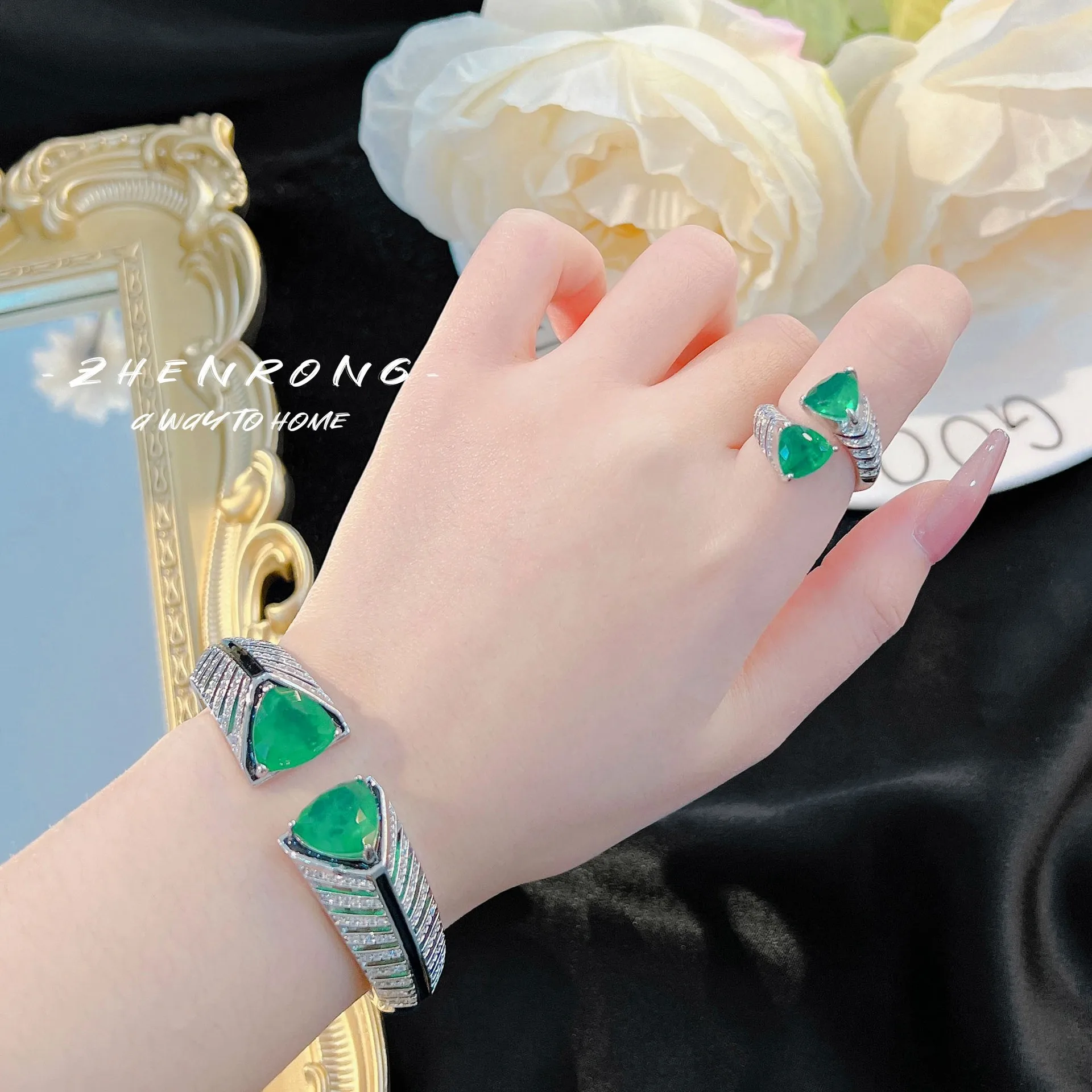 Premium Sense Silver Emerald Open Ring Female Brother Green Crack Luxury Bracelet