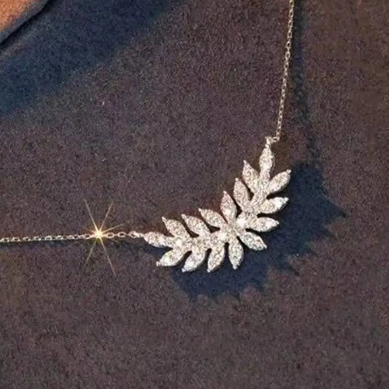 Huitan Damen-Halskette mit ästhetischem Blätter-Design und funkelndem CZ, modisches Hochzeits- und Verlobungs-Accessoire, eleganter Schmuck