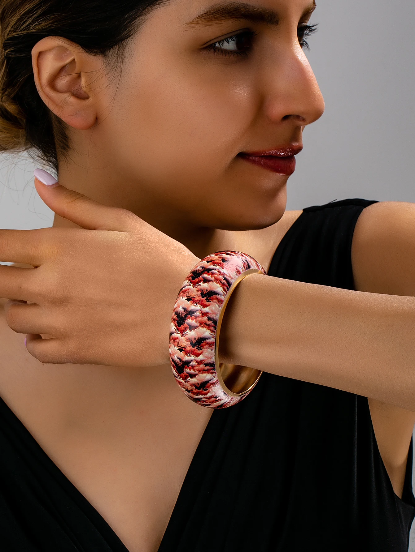 An Elegant Vintage-Style Chinese-Style Handmade Enamel-Painted Red Ink Landscape Painting Gold Bracelet for Women, Suitable for Pairing with Modernized Chinese Clothing and Velvet Long Skirts