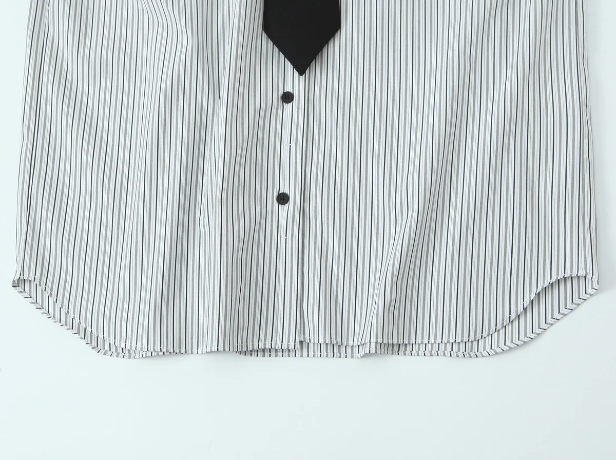 เสื้อเชิ้ตผู้หญิงลายทางทรงหลวม แขนยาว ติดกระดุมแถวเดียว พร้อมเนคไทสีดำ