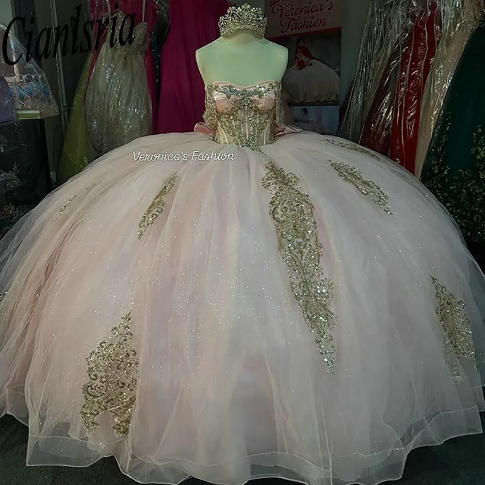 สีชมพูประดับด้วยลูกปัดคริสตัลโบว์ Quinceanera Ball Gown Gold Sequined Appliques ลูกไม้ที่กําหนดเองรัดตัว Vestidos De XV Anos