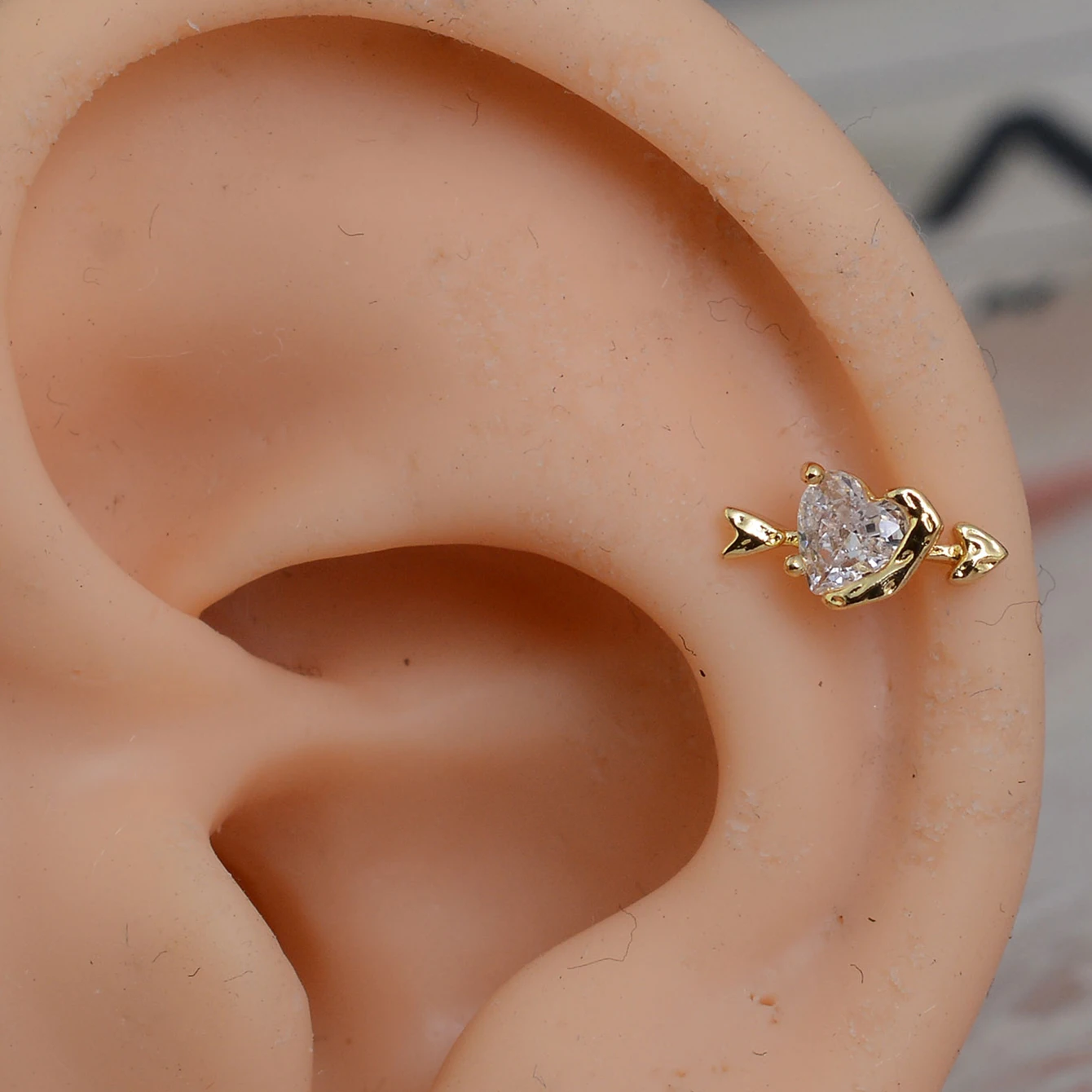 1 Stück Edelstahl-Knorpelstecker-Ohrringe, hypoallergen, zierlicher flacher Helix-Tragus-Piercing-Schmuck für Damen – Detail 3