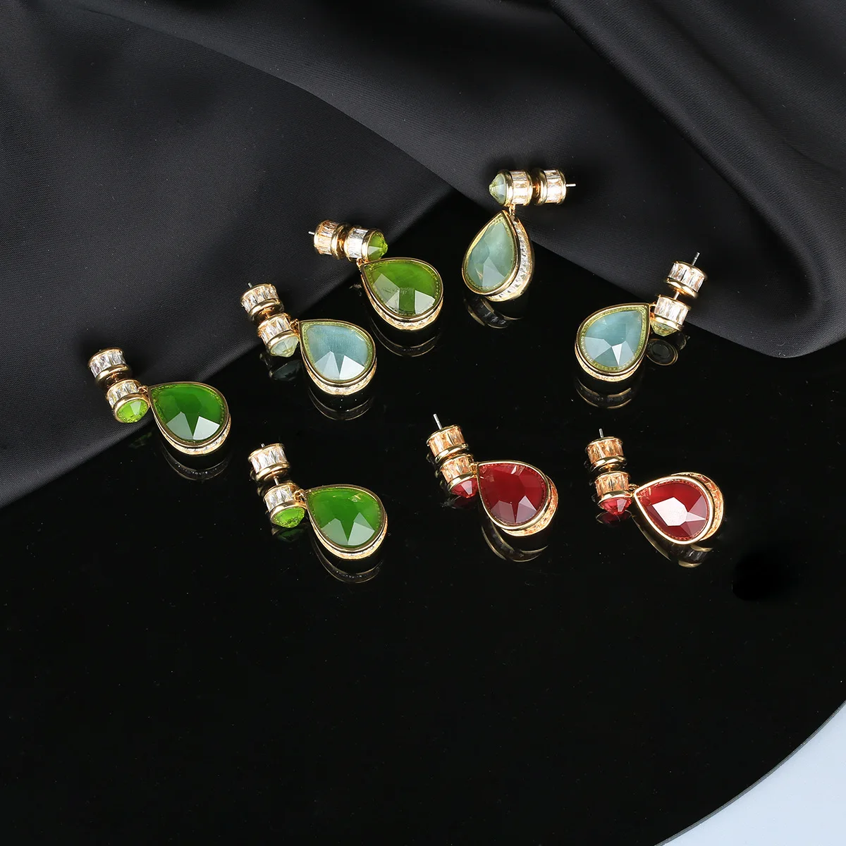 

Retro Luxury Waterdrop Green Zircon Drop Earrings for Women Fashion European Style Palace Nobleman Wedding Party Banquet Jewelry