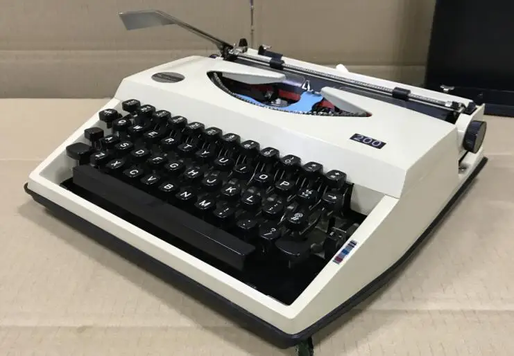 white old-fashioned English typewriter, retro and nostalgic, can be used normally
