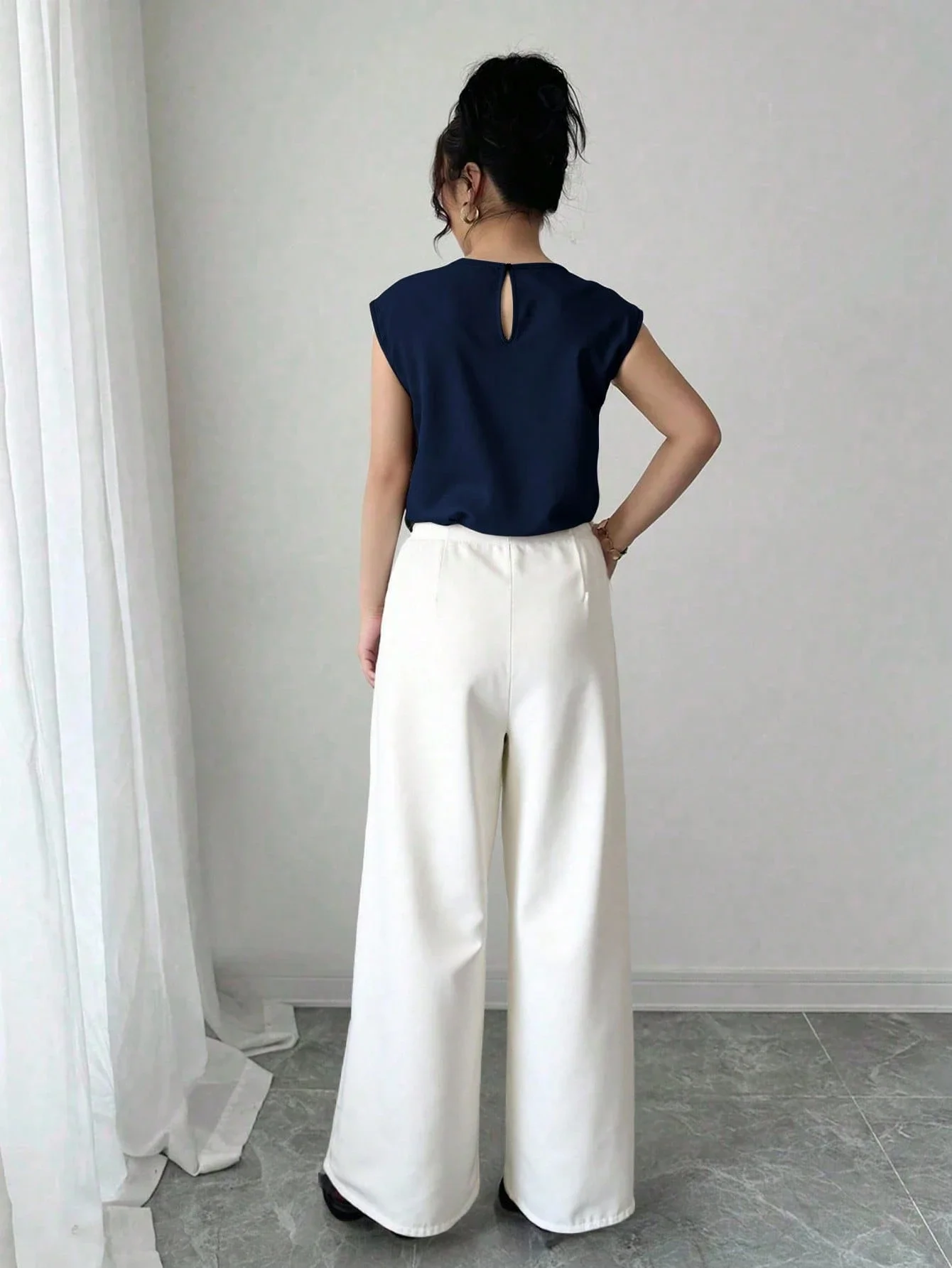 

Elegant Round Neck Sleeveless Top And Pleated Wide Leg Pants 2 Piece Set