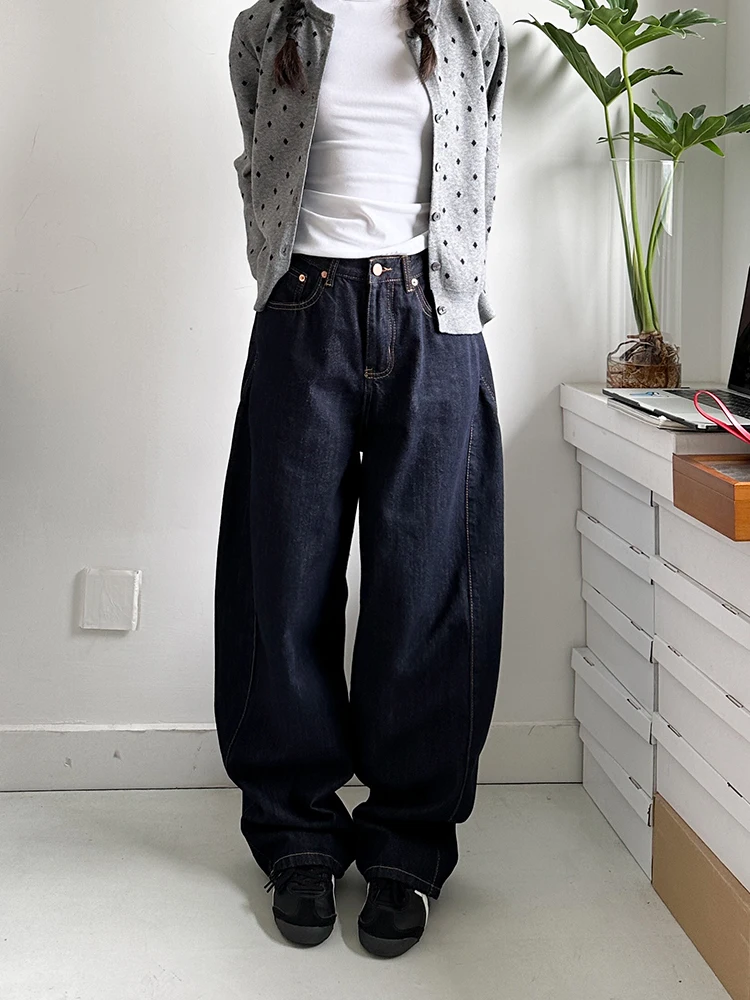 

Свободные повседневные широкие джинсы с высокой талией. Женские классические темно-синие джинсы с косой. Свободные повседневные длинные брюки с высокой талией.