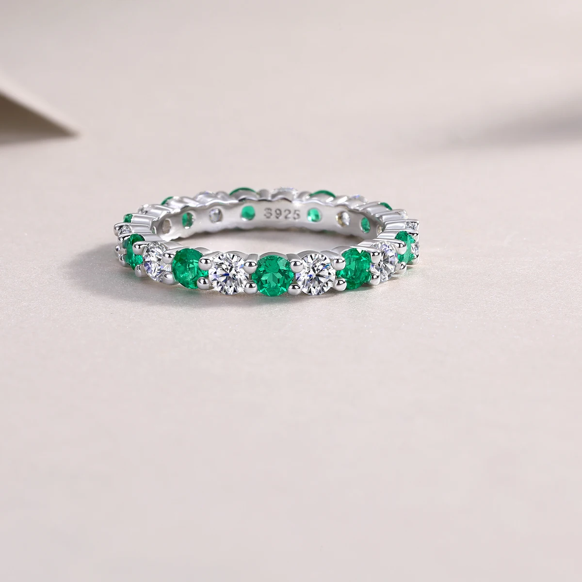 خاتم فضة S925 فاخر مع مويسانيتي متناوب وزمرد أخضر، مطلي بالذهب عيار 18 قيراط، تصميم ممتاز، يتضمن شهادة GRA