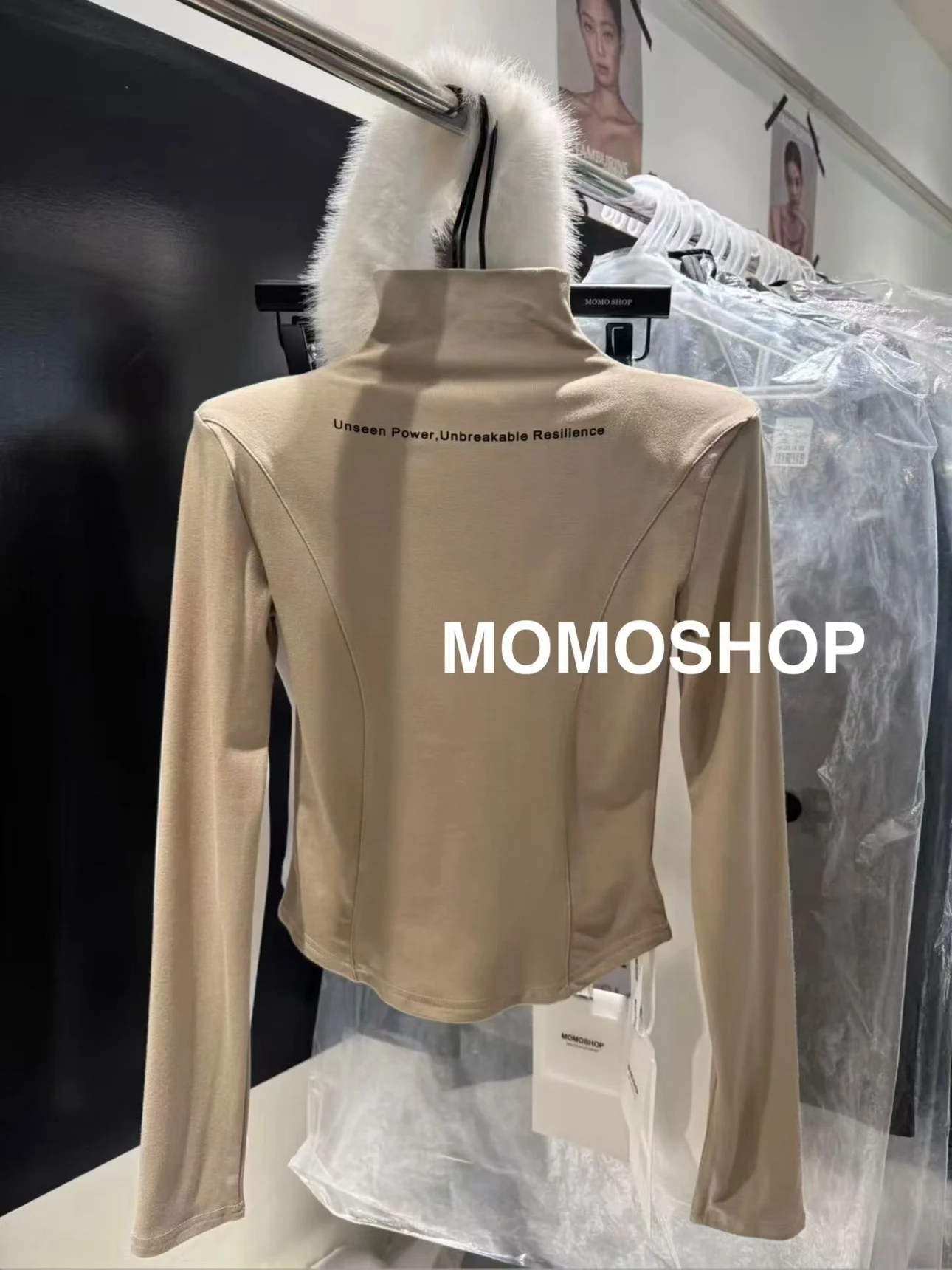 Fce-gefüttertes Damen-T-Shirt mit hohem Kragen und schmaler Passform, Oulder-Pad, bequeme Baumwolle, langes Winter-Top, bedrucktes Design