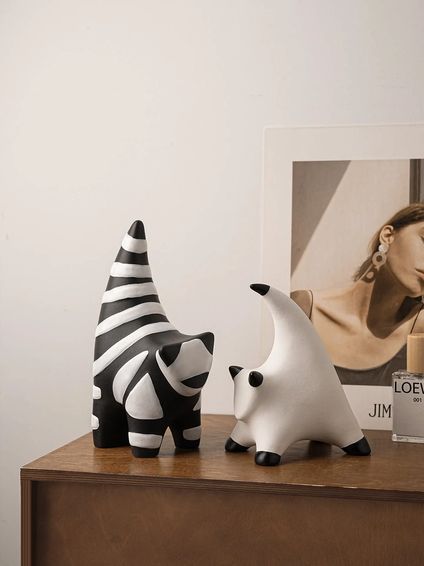 

Nordic simple black and white striped ceramic cat art ornament