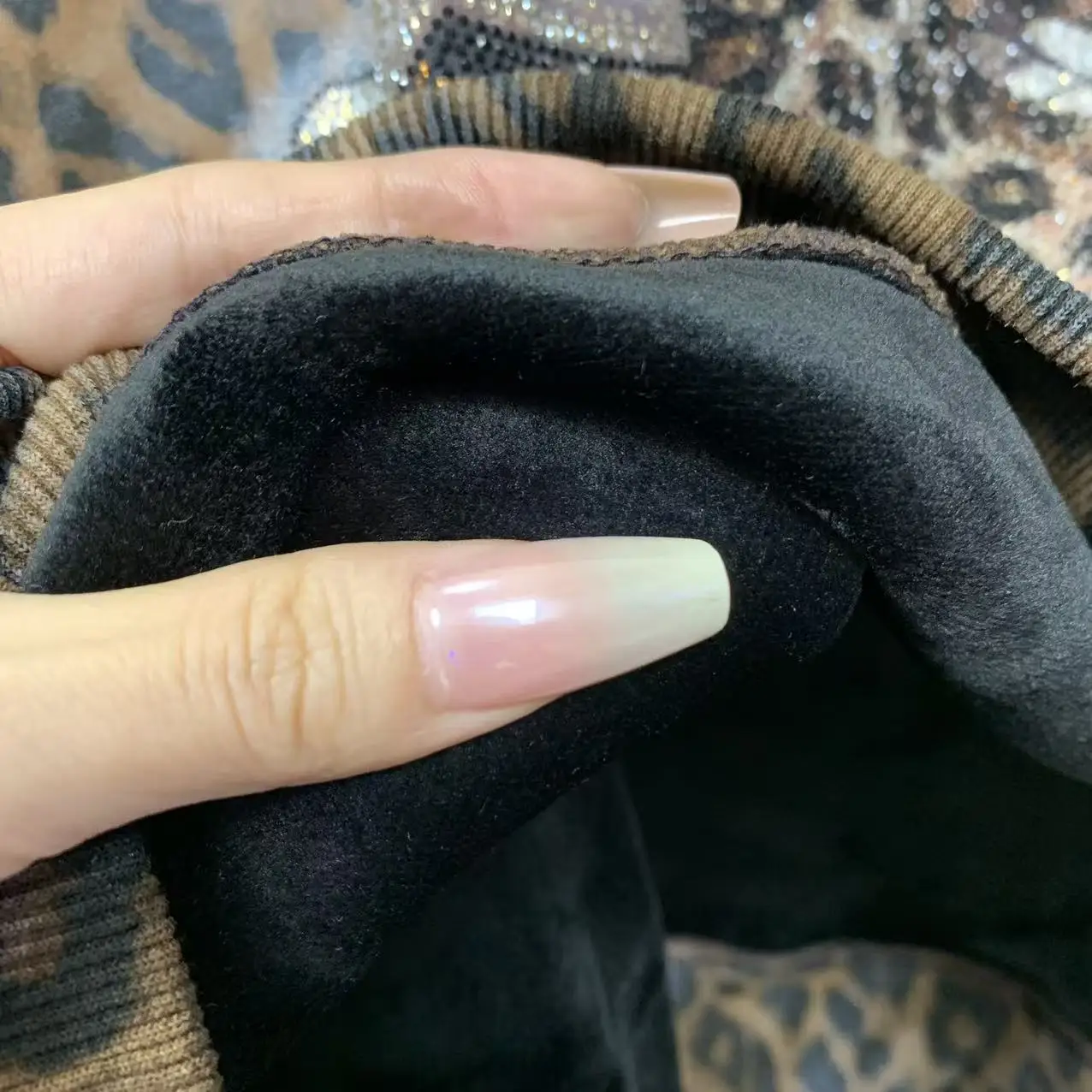 العلامة التجارية العصرية الخريف الشتاء الصوف الثقيلة ليوبارد طباعة حجر الراين الكرتون فضفاض موضة سميكة طاقم الرقبة البلوز للنساء