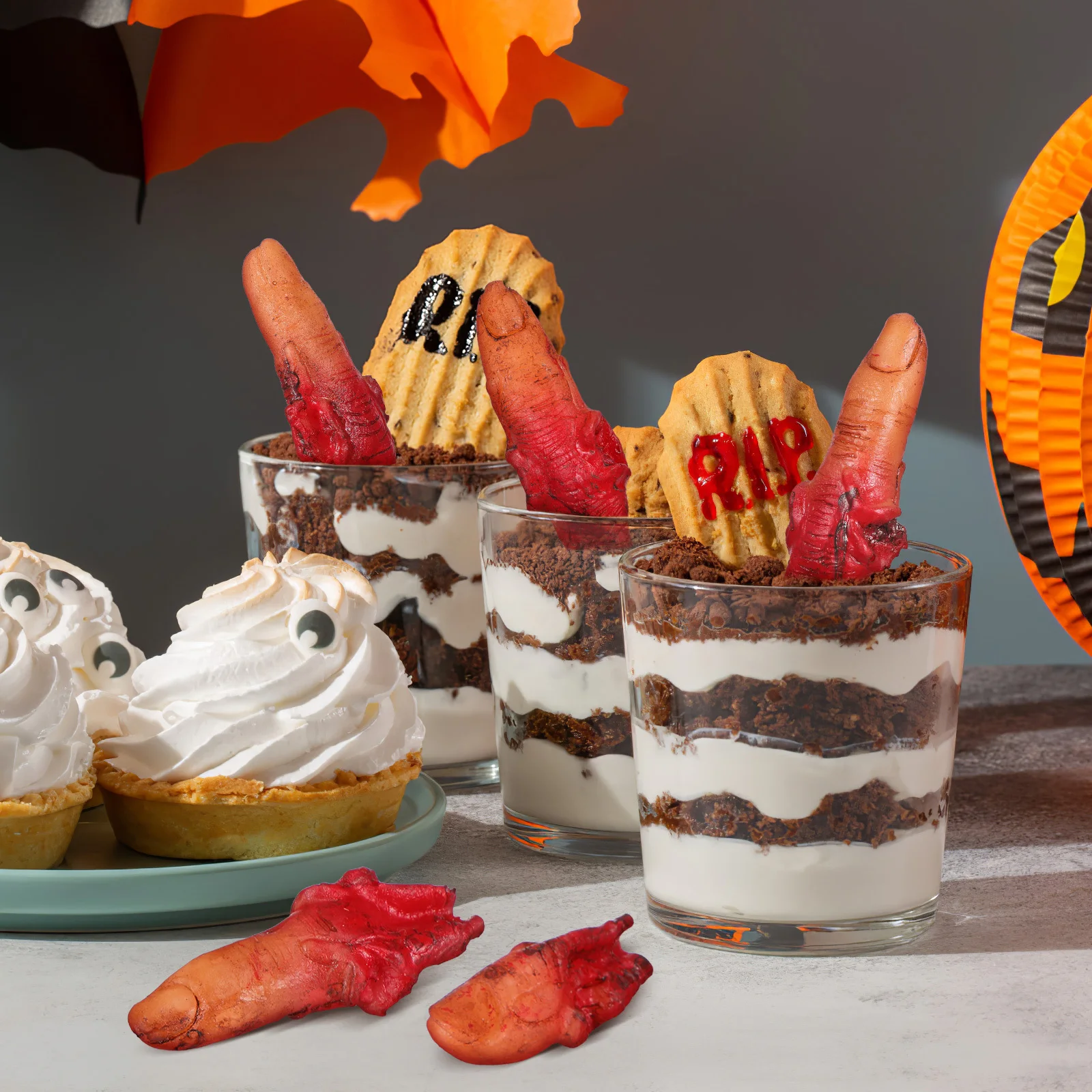 10 stuks nepvingers realistisch bloed bedekt afgehakte menselijke vinger rekwisieten voor Halloween horror decor spookhuis feest donkerrood