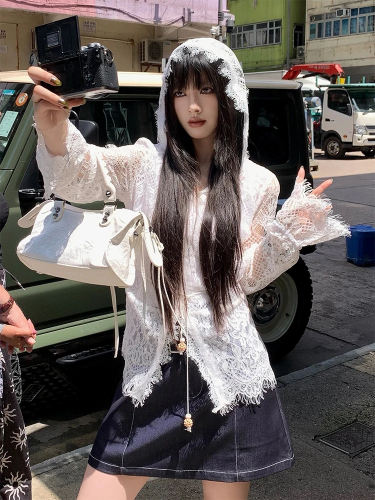 

Белая кружевная куртка с капюшоном и вырезами, женская летняя модель, стильный полупрозрачный топ с защитой от солнца, дышащий, из полиэстера