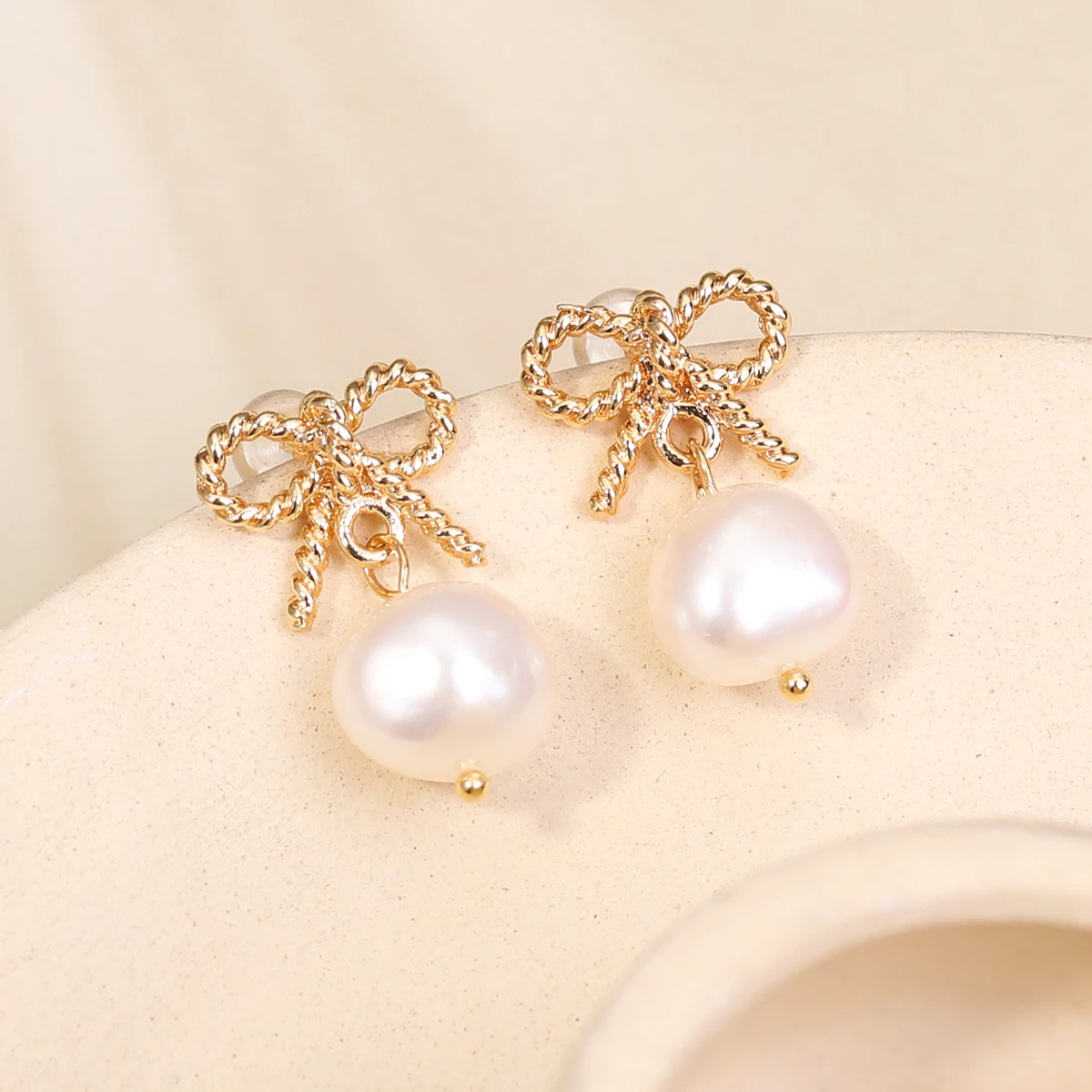 

Серьги-подвески с натуральным пресноводным жемчугом, простые и элегантные женские серьги с бантом, универсальные жемчужные серьги для повседневной носки