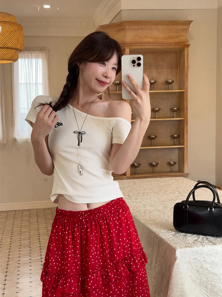 

White Asymmetrical oulder ort Sve T-irt And Red Polka Dot Skirt Two Piece Set for Women Summer Faion Outfit