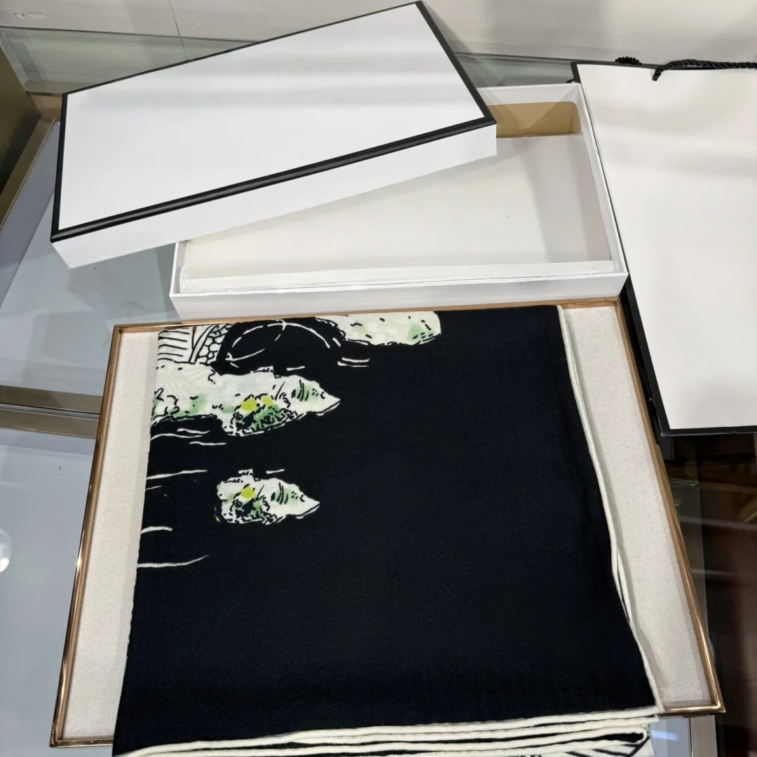 2025年秋冬新作 高級シルクカシミヤ スクエアスカーフ 140cm ハイエンド 多用途 おしゃれ レディース ショール スカーフ クラバット ホリデーギフト