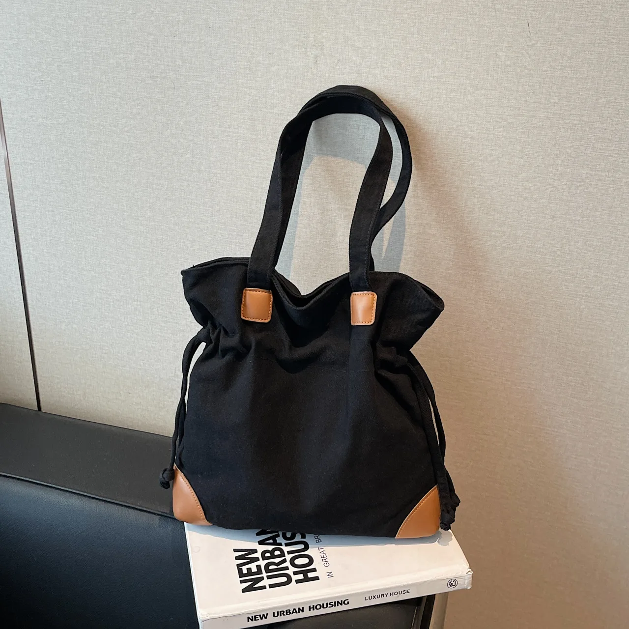 حقيبة يد نسائية جديدة من القماش لعام 2025، محفظة كتف ذات سعة كبيرة بتصميم كسول بلون سادة، حقيبة كروس كاجوال للعمل وعطلة نهاية الأسبوع