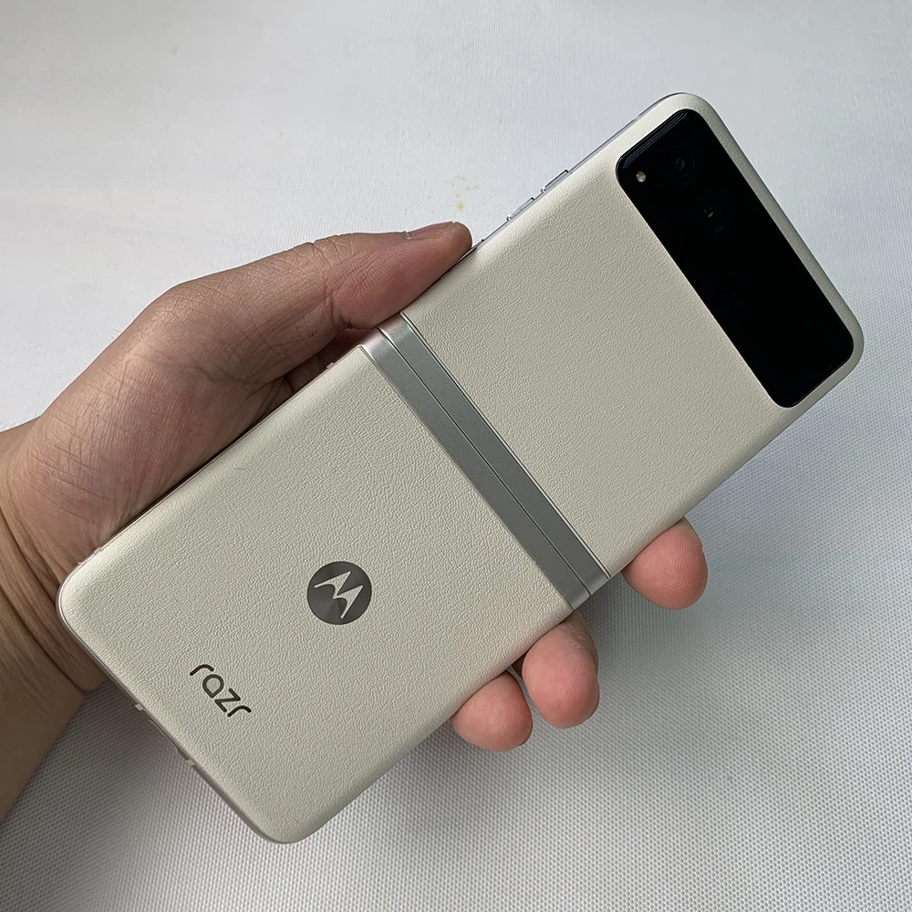 Б/у смартфон Motorola Moto Razr 40 XT2323 5G с NFC, 8 ГБ ОЗУ + 128 ГБ ПЗУ, LTPO AMOLED 6.9', сканер отпечатков пальцев, Snapdragon 7 Gen 1