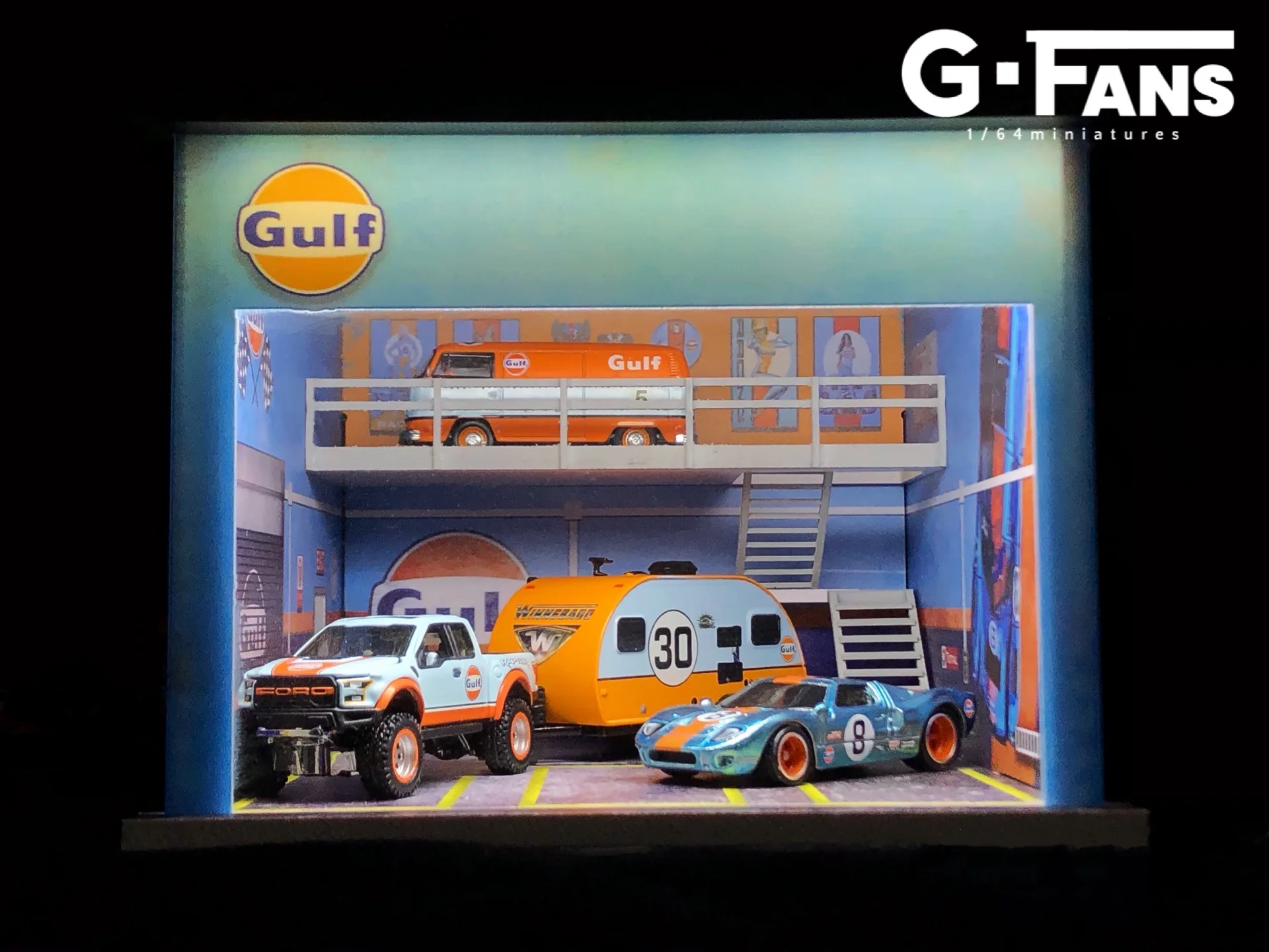 G Ventilateurs 1:64 Double Distributeur GULF Garage avec Lumières, Hors Personnes et Voitures