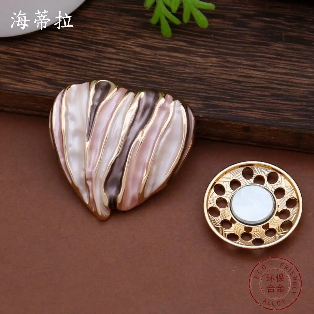 New Enamel Striped Heart Magnetic Brooch for Women Fashion Minimalist Heart Shape Versatile Multi-function Lapel Pin
