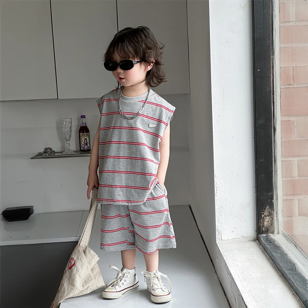 Bambini estate 2024 nuovi pantaloncini gilet vestito a righe da ragazzo sottile versione coreana dei vestiti estivi per bambini alla moda