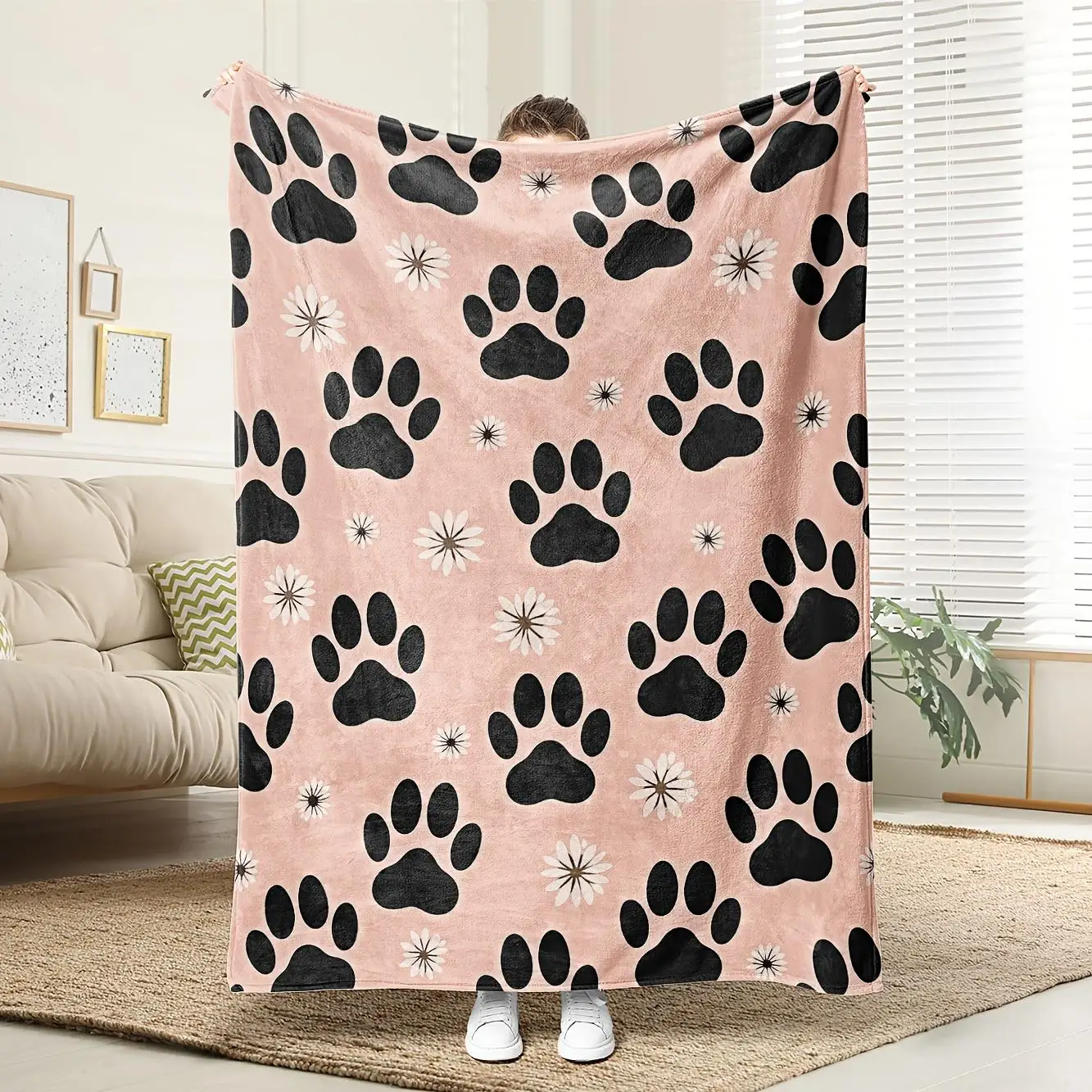 This black and pink claw print blanket is machine washable, made of polyester and suitable for bedroom and living room décor