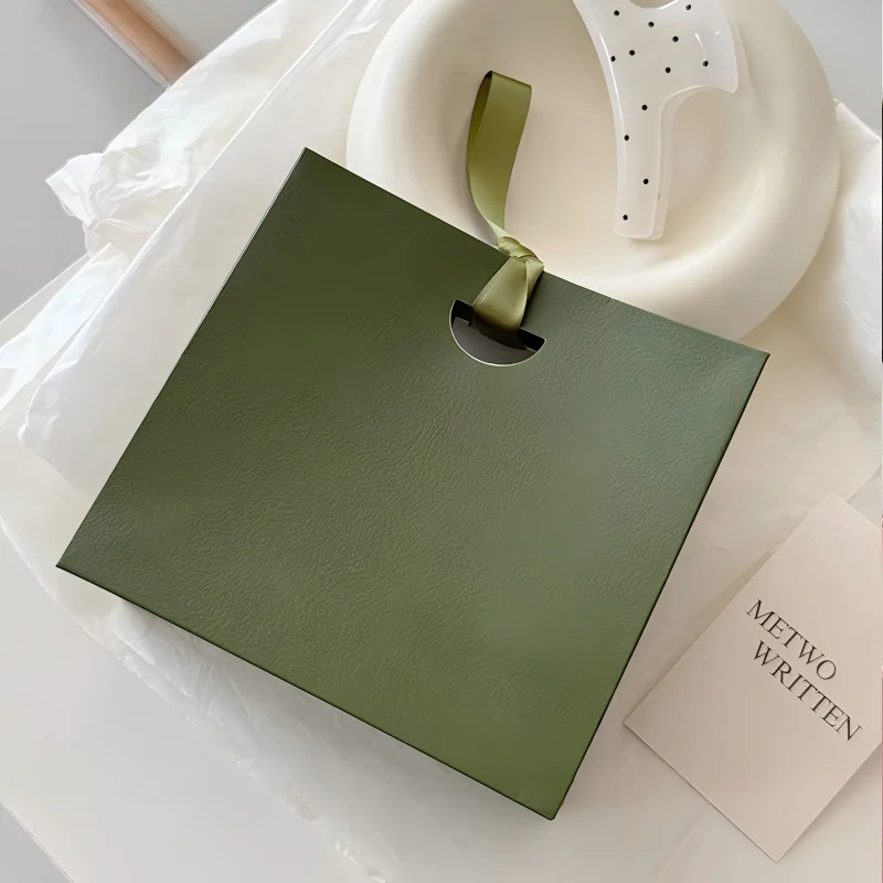 White Cardboard Custom Shopping Paper Bags Recyclable Custom Logo Printing Tote Bags for Clothing Shop Retail Shopping Packaging