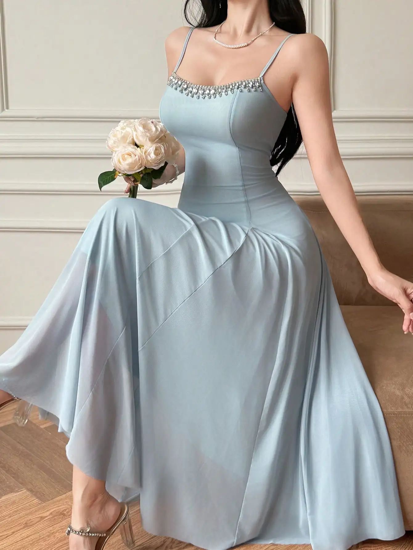 

Элегантное светло-голубое макси-платье на тонких бретелях с отделкой из страз для летнего вечера