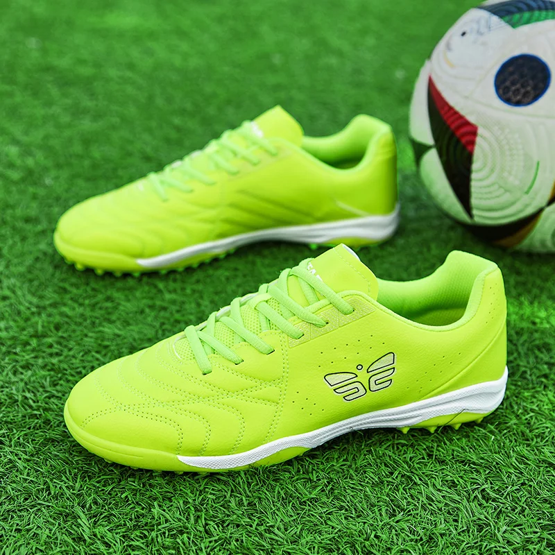 

A pair of youth four-season leather football shoes with stud design, wear-resistant football boots, sizes 39-44，BD-M30