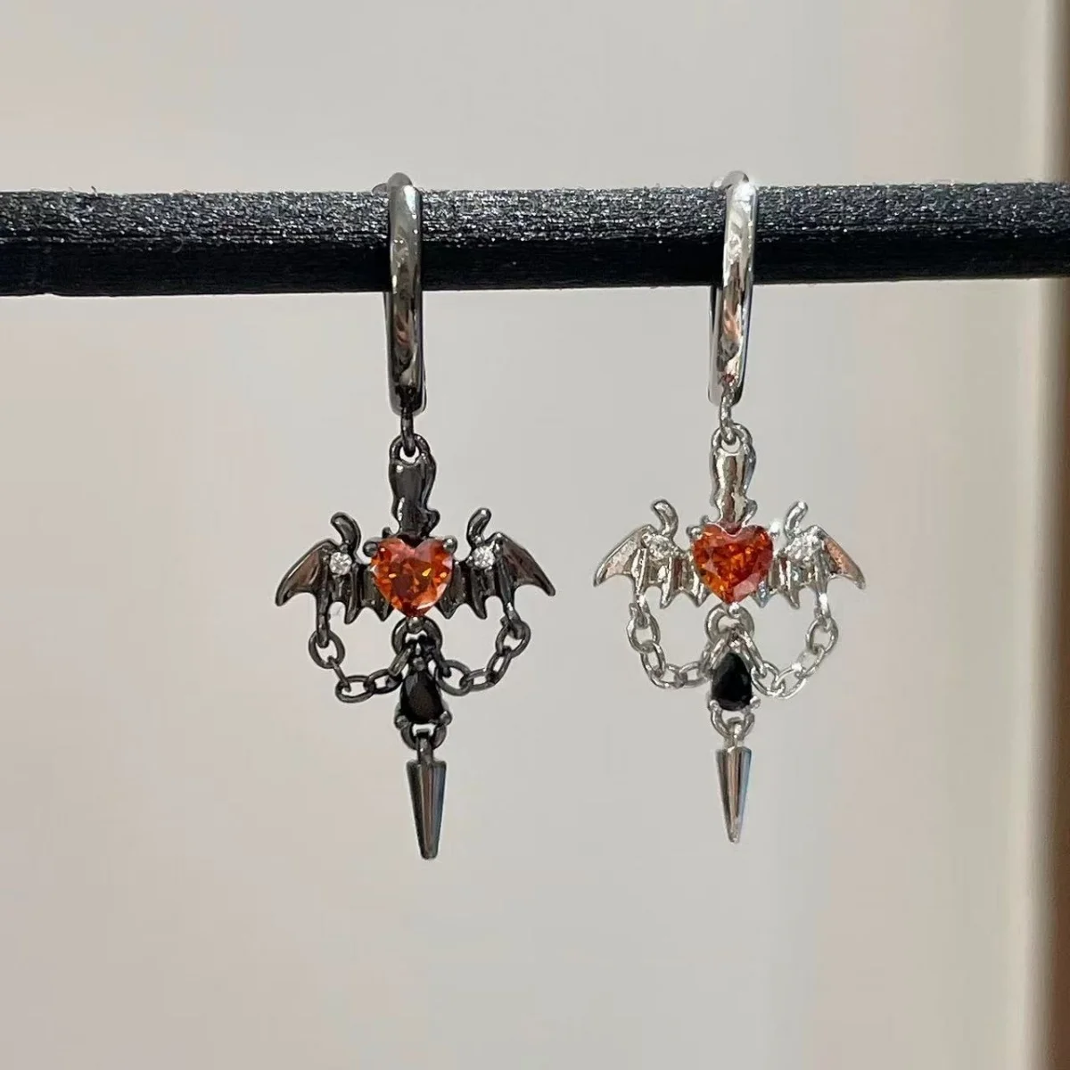 الظلام نمط الخفافيش هوب استرخى أقراط للنساء الأحمر الزركون الصليب الأذن العظام مسمار الغضروف ثقب الأقراط مهرجان هدية #5