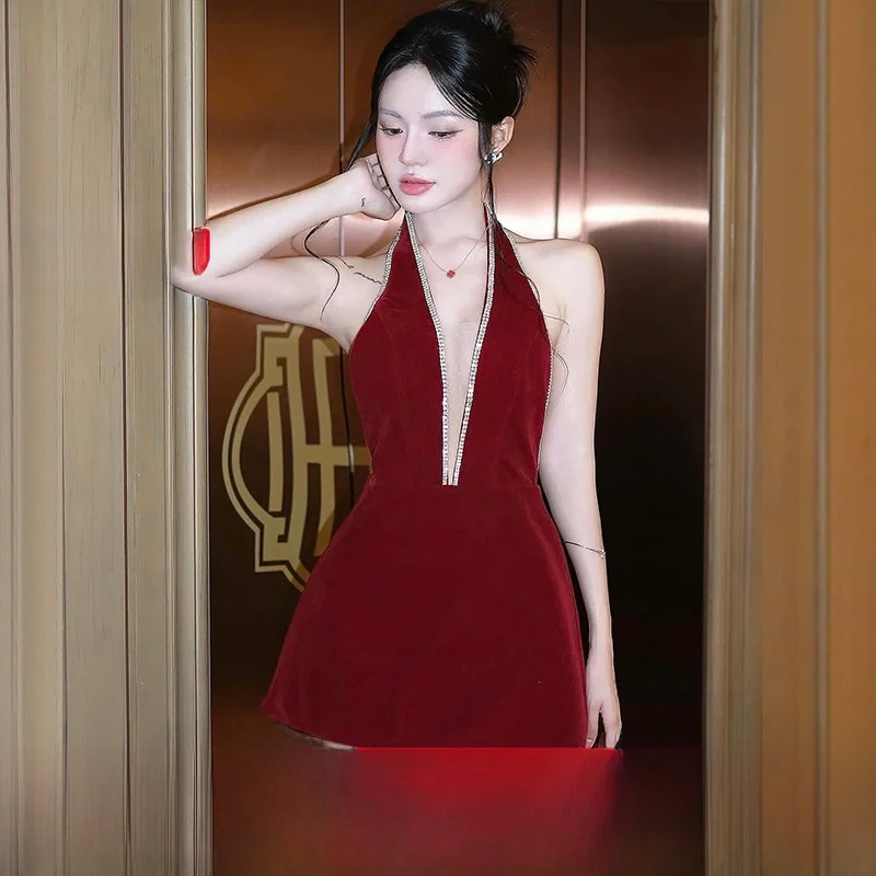 

Сексуальное ретро-платье с глубоким V-образным вырезом и бриллиантовым ожерельем, летнее женское платье-жилет с открытой спиной, утягивающее талию, короткое, повседневное, с завышенной талией