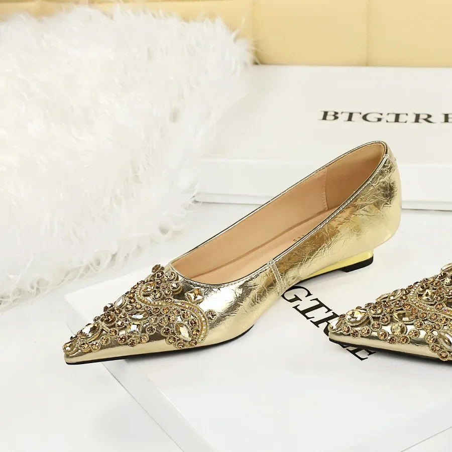 Korean Style Rhinestone Wedding Shoes Metal Hand-Grabbing Wedge Pattern Slim Women's Shoes Pointed Toe Low Heel Women's Shoes